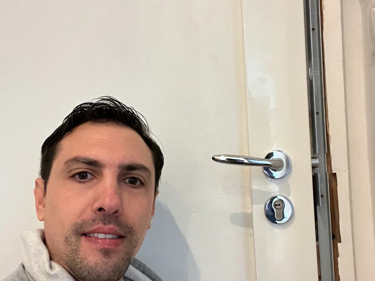 Benoît, artisan serrurier, à côté d'une serrure posée à Nice