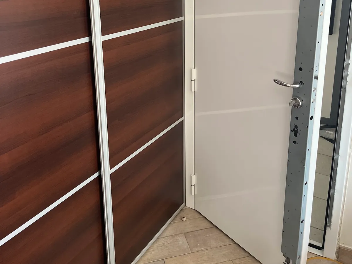 Porte blindée en cours de pose par un serrurier à Nice