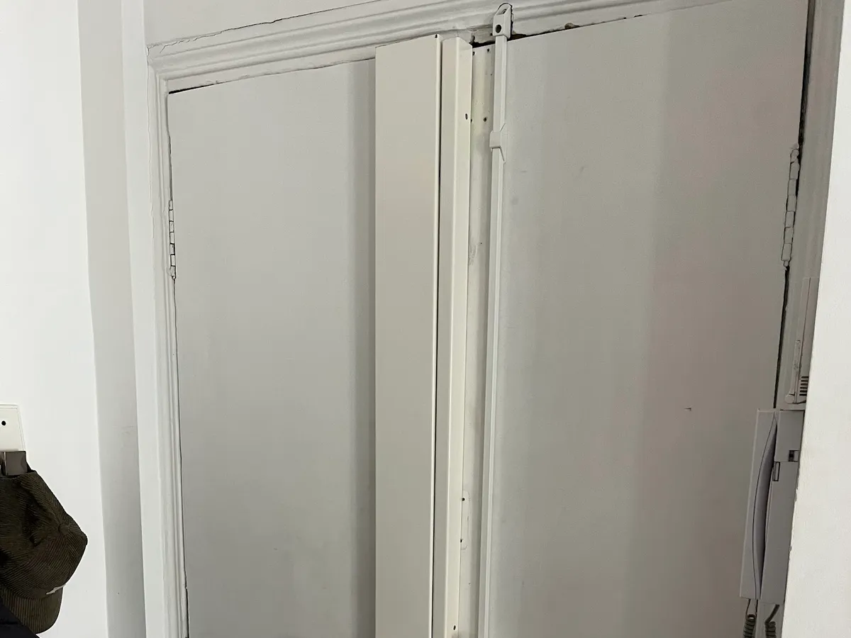 Porte d'immeuble avec interphone, sécurisée à Nice