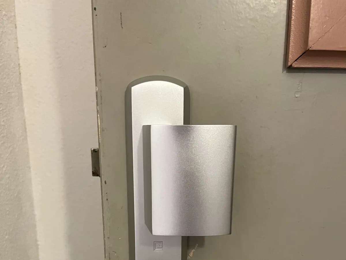 Serrure moderne posée sur une porte à Nice
