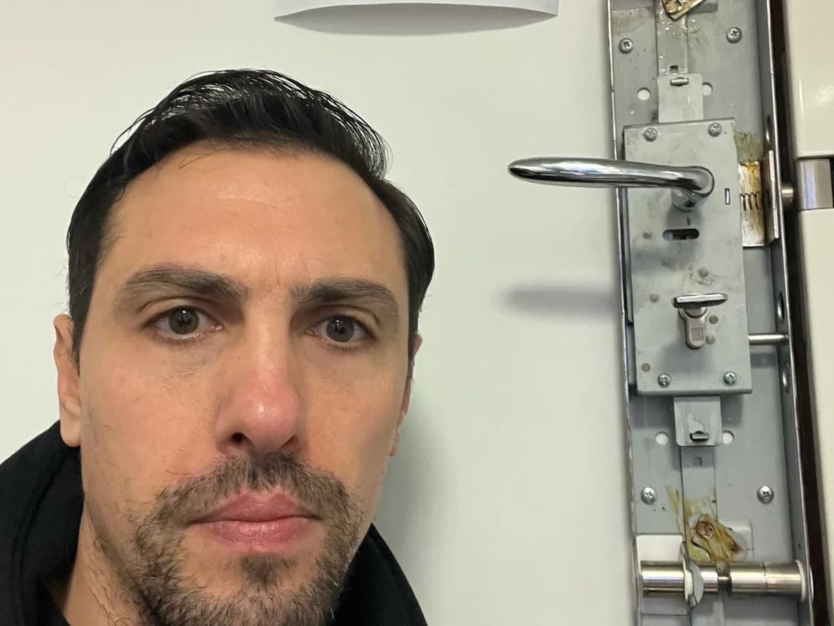 Benoît, artisan serrurier à Nice, à côté d'une serrure qu'il vient de réparer