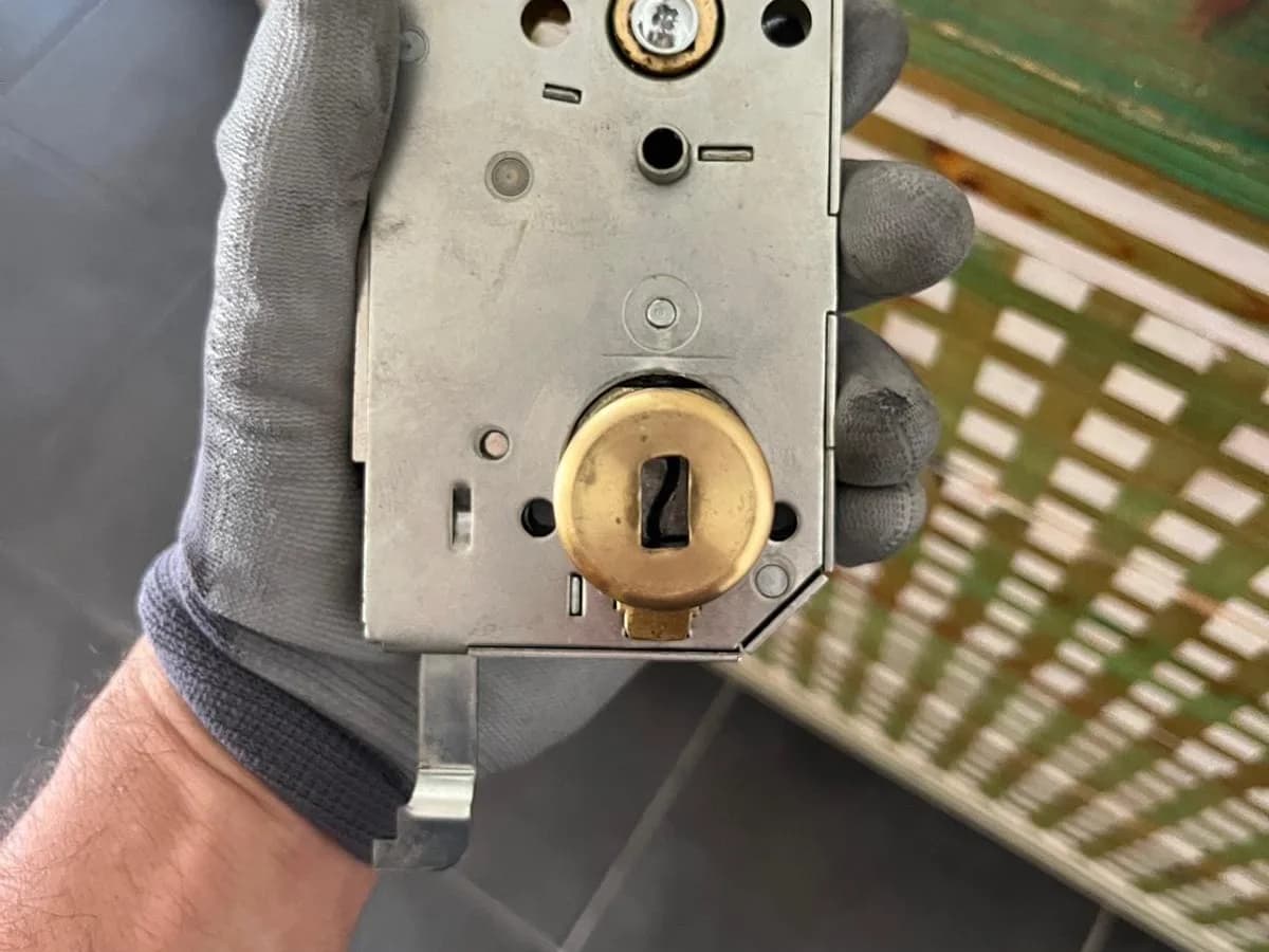 Réparation d'un mécanisme de serrure par un serrurier à Nice