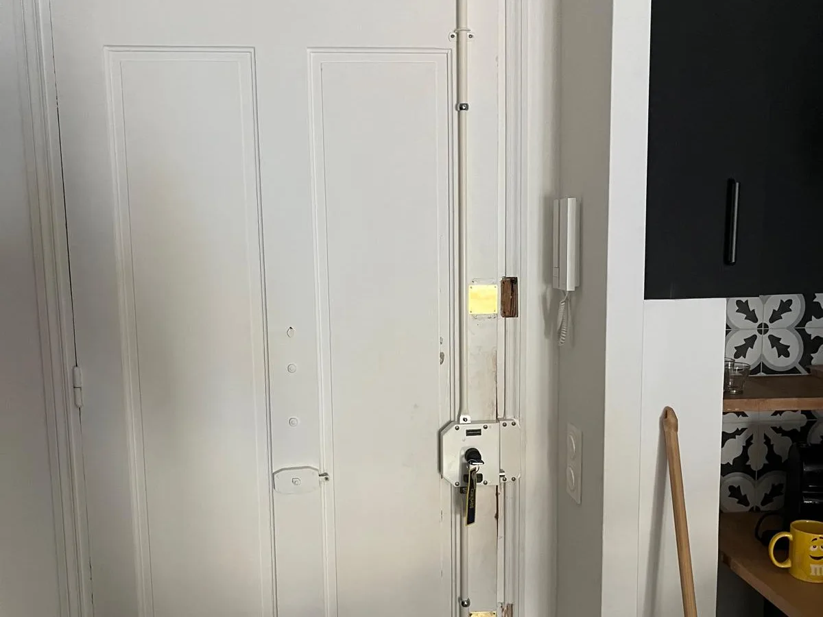 Porte d'entrée avec nouvelle serrure installée par un serrurier à Nice
