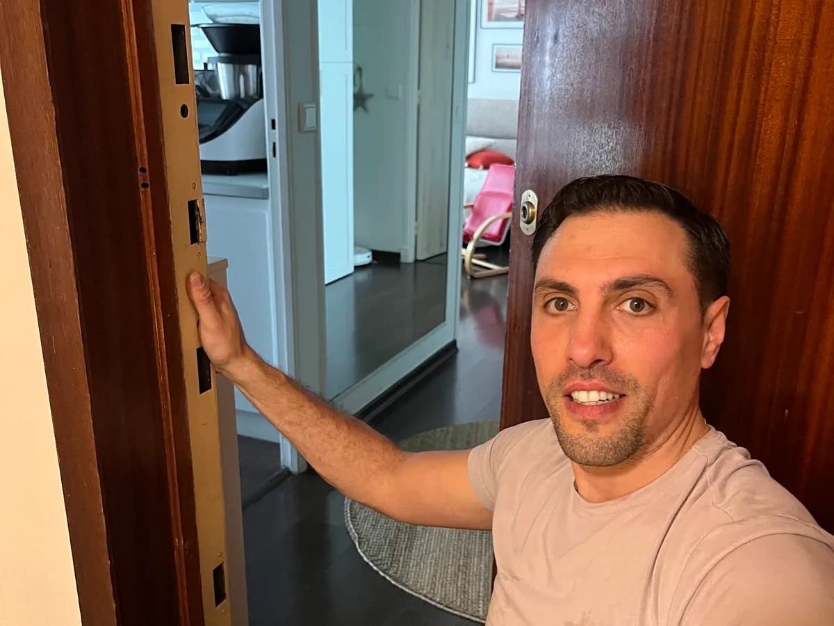 Serrurier posant une serrure multipoints sur une porte à Nice