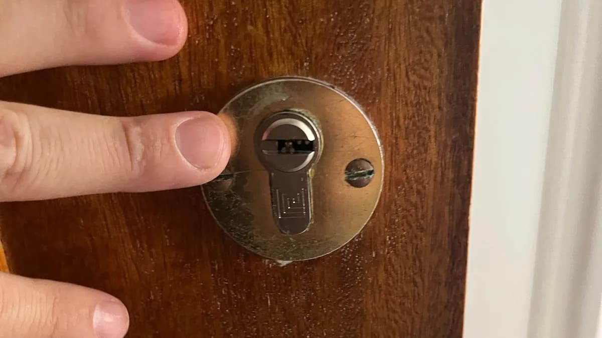 Cylindre de serrure sur une porte d'entrée en bois à Nice