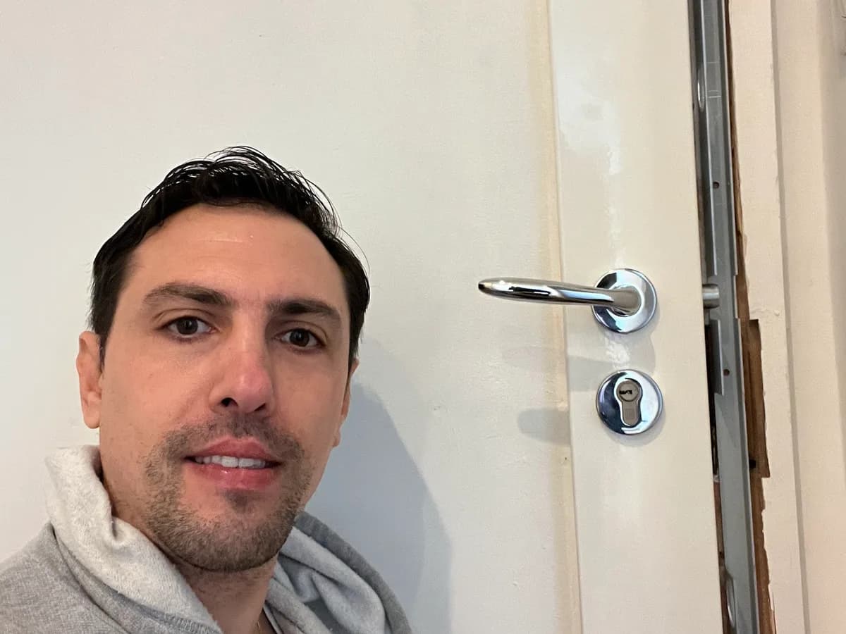 Benoît, artisan serrurier, avant une pose de serrure à Nice