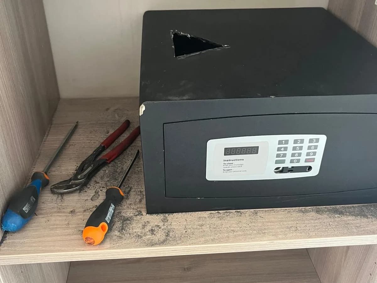 Benoît, artisan serrurier, intervenant sur une porte ancienne à Nice