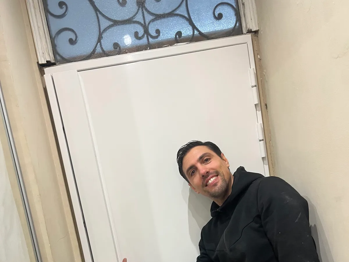 Benoît, artisan serrurier, après la pose d'une porte à Nice