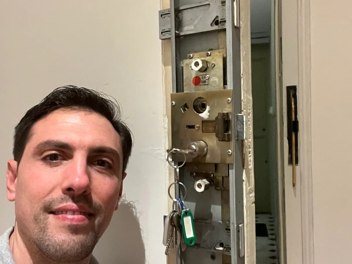 Benoît, artisan serrurier, avec un trousseau de clés à Nice