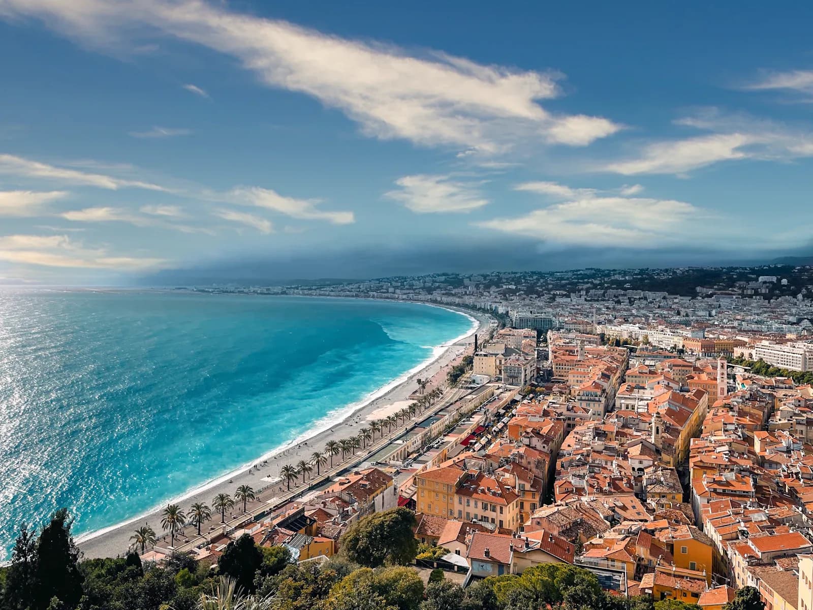 Vue aérienne de la baie des Anges et de la Promenade des Anglais à Nice