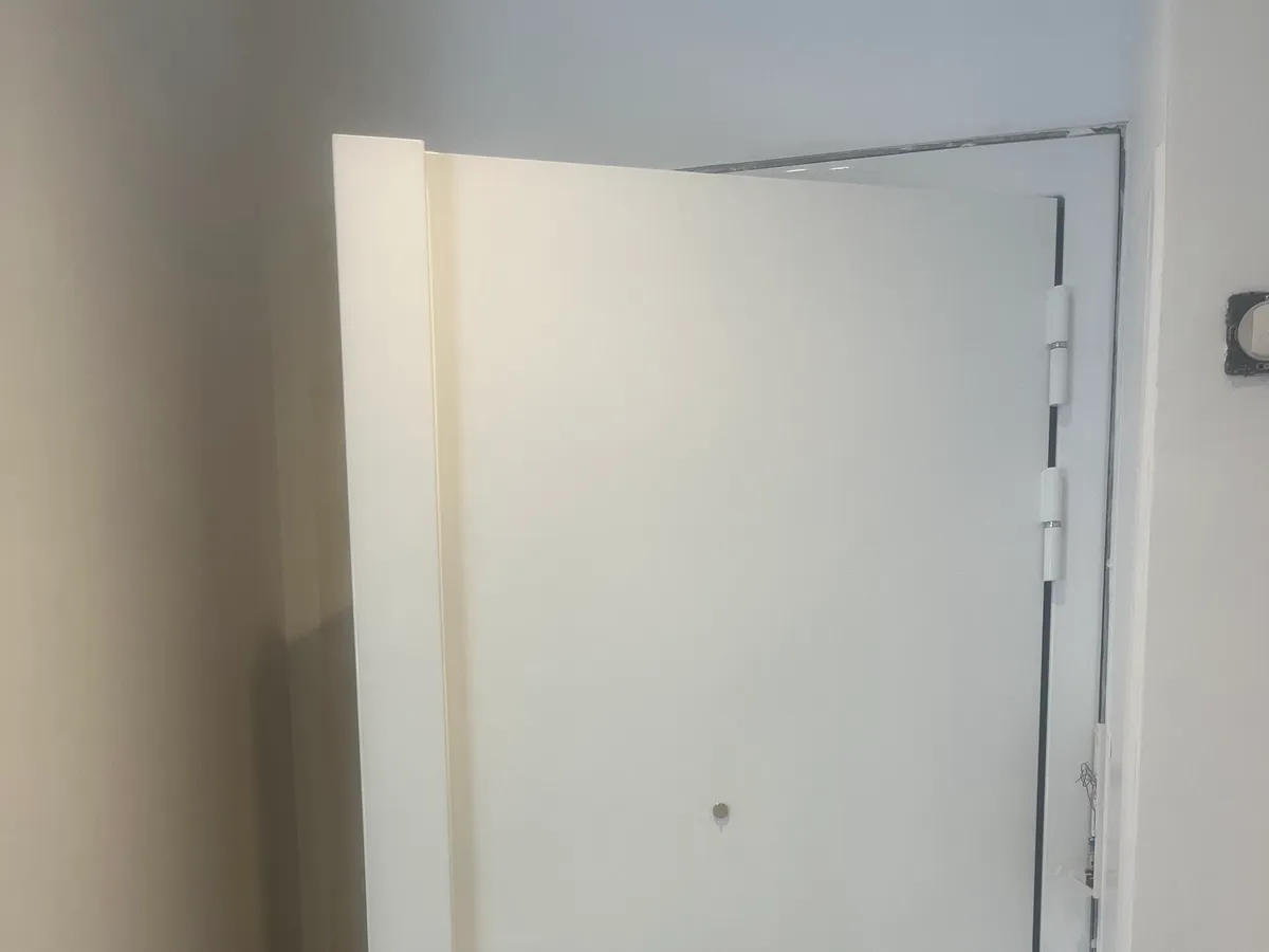 Porte en cours d'installation par un serrurier à Nice