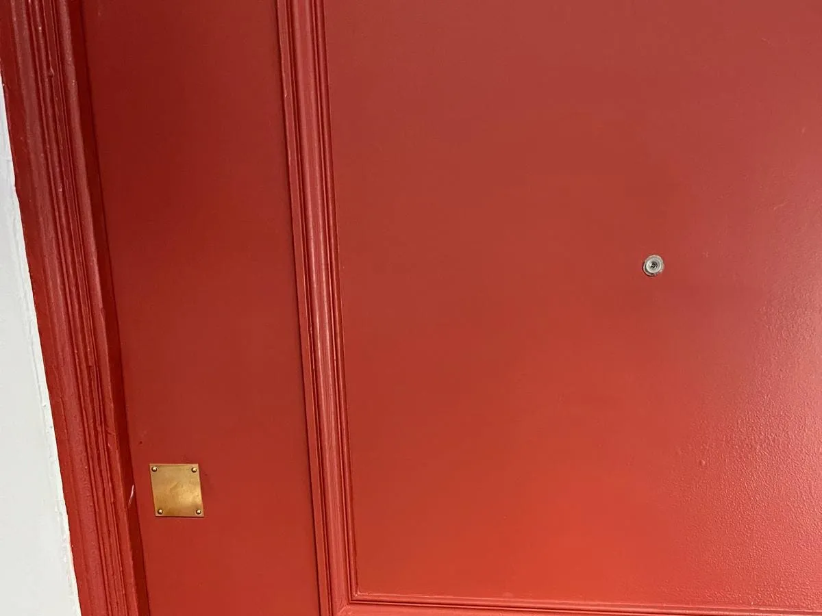 Serrure ancienne sur porte rouge, intervention à Nice