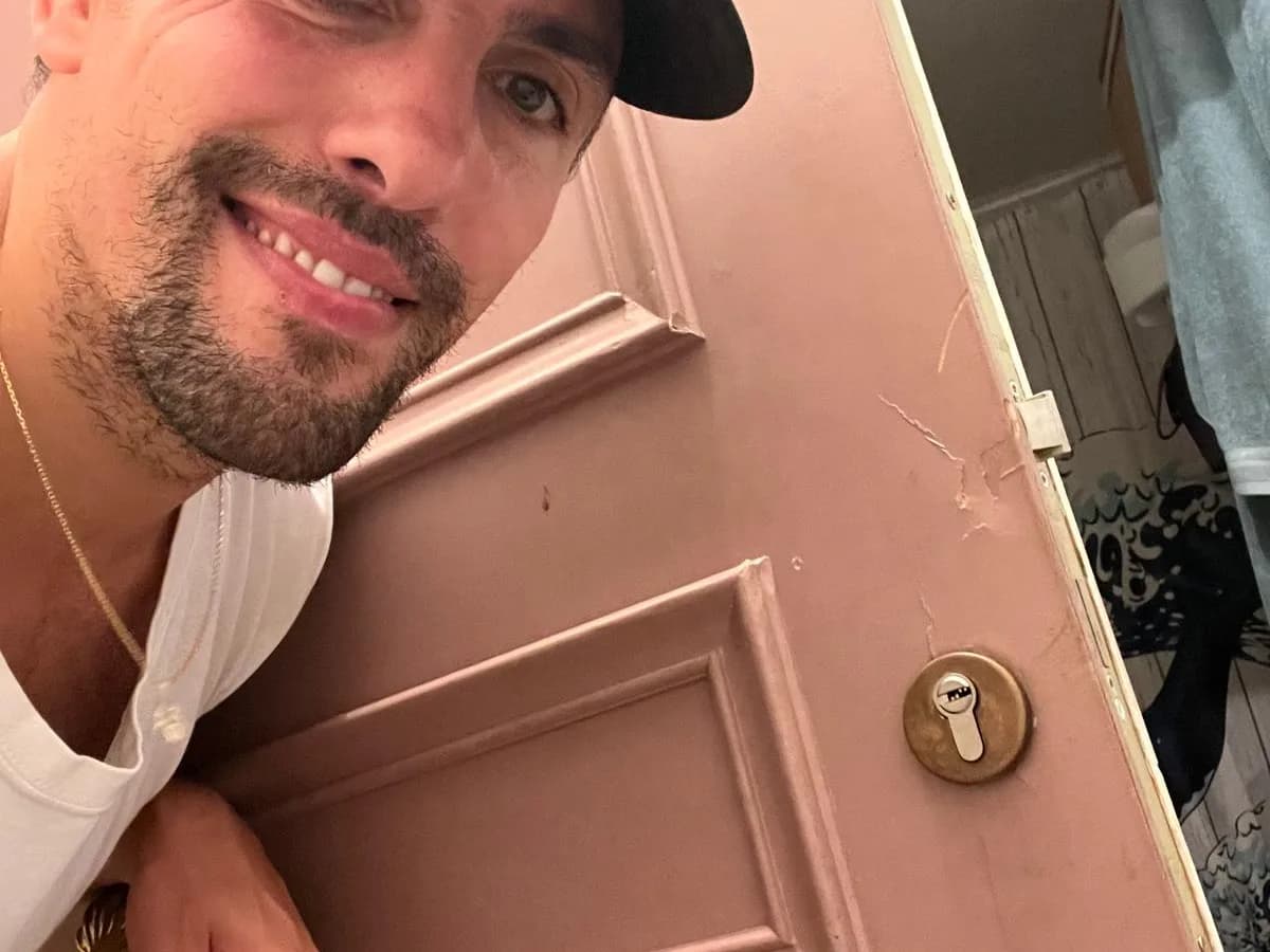 Benoît, artisan serrurier, à côté d'une porte à Nice