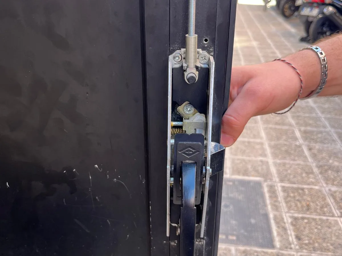 Serrure multipoints sur une porte d'entrée à Nice