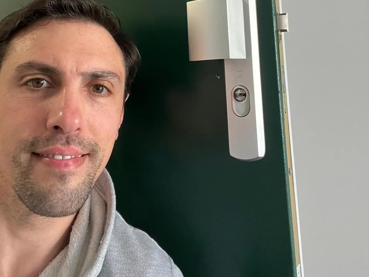 Benoît, artisan serrurier, à côté d'une serrure moderne posée à Nice
