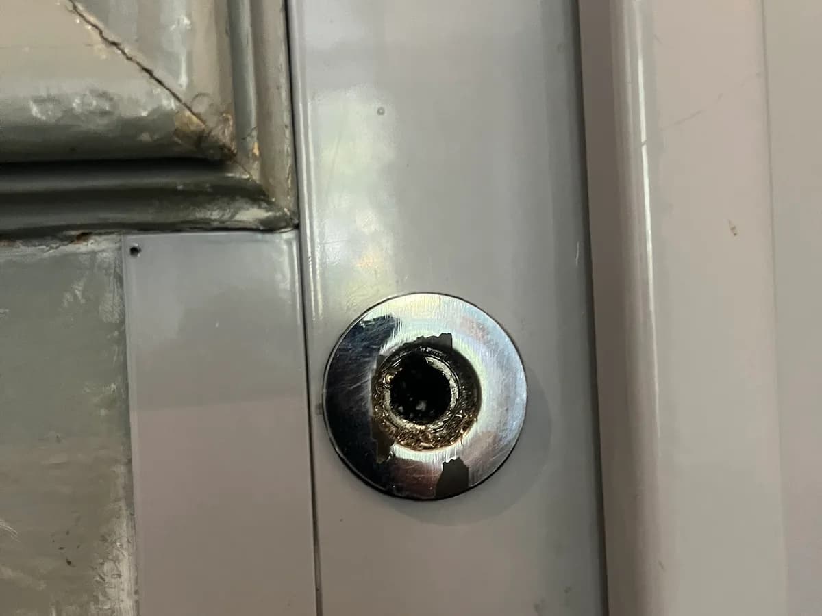 Cylindre de serrure percé après une tentative d'effraction à Nice